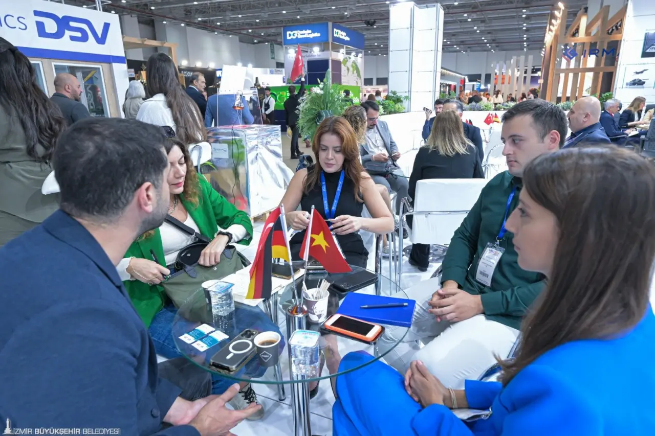Lojistik sektörünün ülkemizdeki en büyük buluşmalarından LOGISTECH – Lojistik, Depolama ve Teknolojileri Fuarı, Fuar İzmir'de 4. kez kapılarını açtı. Kara, deniz, hava ve demiryolu taşımacılığı, depolama, soğuk zincir, otomasyon ve liman işletmeciliği gibi lojistiğin tüm halkalarını buluşturan LOGISTECH, 10 Ekim'e kadar devam edecek. İzmir'in konumu bakımından önemli bir lojistik bölge olduğunu belirten İzmir Büyükşehir Belediyesi Başkan Vekili Dr. Zafer Levent Yıldır, 8 bin 500 yıllık tarihiyle bir liman kenti olan İzmir’in kara deniz ve havayollarının kesişim noktasındaki konumuyla Türkiye'nin doğal lojistik üssü olduğunu söyledi.