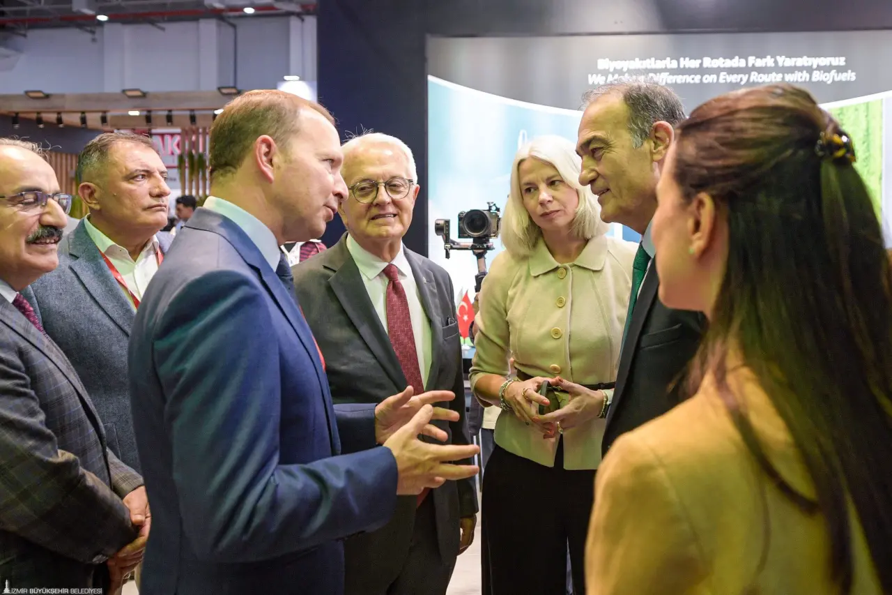 Lojistik sektörünün ülkemizdeki en büyük buluşmalarından LOGISTECH – Lojistik, Depolama ve Teknolojileri Fuarı, Fuar İzmir'de 4. kez kapılarını açtı. Kara, deniz, hava ve demiryolu taşımacılığı, depolama, soğuk zincir, otomasyon ve liman işletmeciliği gibi lojistiğin tüm halkalarını buluşturan LOGISTECH, 10 Ekim'e kadar devam edecek. İzmir'in konumu bakımından önemli bir lojistik bölge olduğunu belirten İzmir Büyükşehir Belediyesi Başkan Vekili Dr. Zafer Levent Yıldır, 8 bin 500 yıllık tarihiyle bir liman kenti olan İzmir’in kara deniz ve havayollarının kesişim noktasındaki konumuyla Türkiye'nin doğal lojistik üssü olduğunu söyledi.