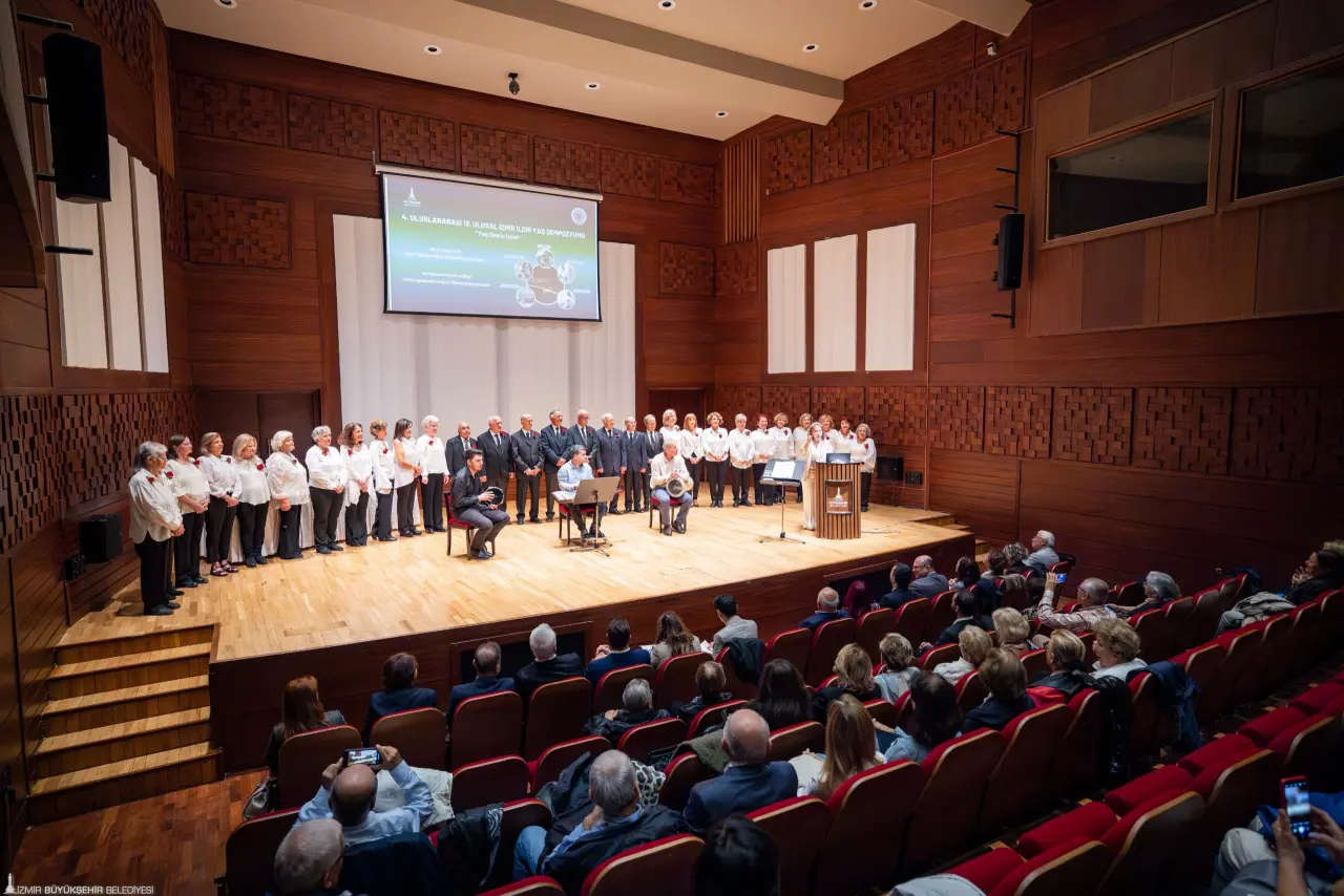 İzmir Büyükşehir Belediyesi’nin Ege Geriatri Derneği iş birliği ile bu yıl “Yaş Dostu İzmir” temasıyla düzenlediği 4’üncü Uluslararası 13’üncü Ulusal İzmir İleri Yaş Sempozyumu başladı. İki gün sürecek sempozyum İzmir’in yalnızca ulusal ölçekte değil, Avrupa düzeyinde de yaş dostu kent yaklaşımının örneklerinden biri haline gelmesine katkıda bulunacak. Burada paylaşılacak deneyimler hem İzmir’in vizyonunu güçlendirecek hem de Türkiye’deki diğer belediyelere yol gösterecek.