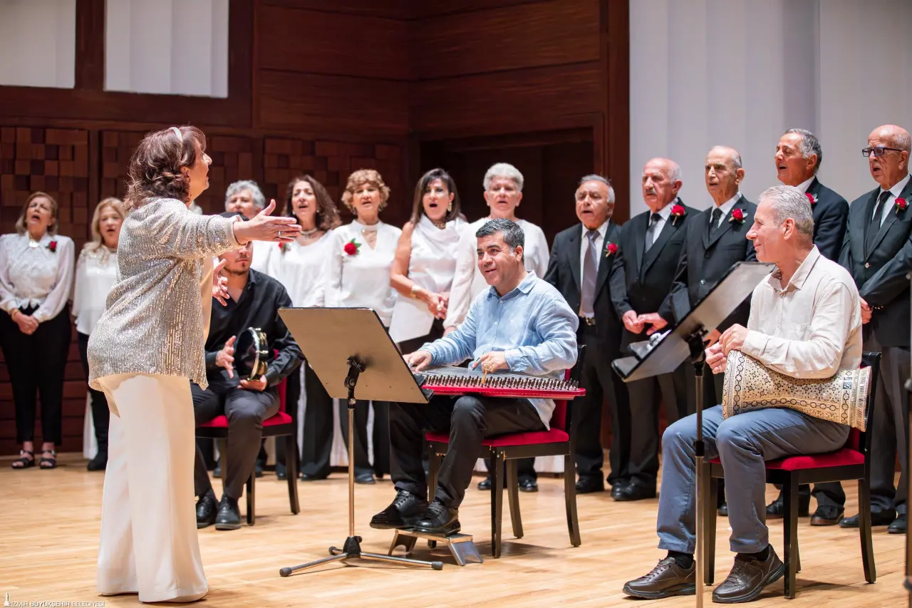 İzmir Büyükşehir Belediyesi’nin Ege Geriatri Derneği iş birliği ile bu yıl “Yaş Dostu İzmir” temasıyla düzenlediği 4’üncü Uluslararası 13’üncü Ulusal İzmir İleri Yaş Sempozyumu başladı. İki gün sürecek sempozyum İzmir’in yalnızca ulusal ölçekte değil, Avrupa düzeyinde de yaş dostu kent yaklaşımının örneklerinden biri haline gelmesine katkıda bulunacak. Burada paylaşılacak deneyimler hem İzmir’in vizyonunu güçlendirecek hem de Türkiye’deki diğer belediyelere yol gösterecek.