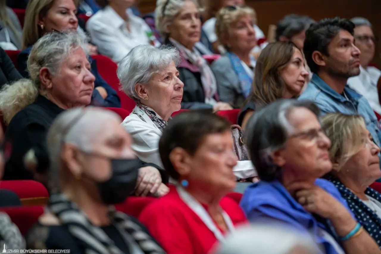 İzmir Büyükşehir Belediyesi’nin Ege Geriatri Derneği iş birliği ile bu yıl “Yaş Dostu İzmir” temasıyla düzenlediği 4’üncü Uluslararası 13’üncü Ulusal İzmir İleri Yaş Sempozyumu başladı. İki gün sürecek sempozyum İzmir’in yalnızca ulusal ölçekte değil, Avrupa düzeyinde de yaş dostu kent yaklaşımının örneklerinden biri haline gelmesine katkıda bulunacak. Burada paylaşılacak deneyimler hem İzmir’in vizyonunu güçlendirecek hem de Türkiye’deki diğer belediyelere yol gösterecek.