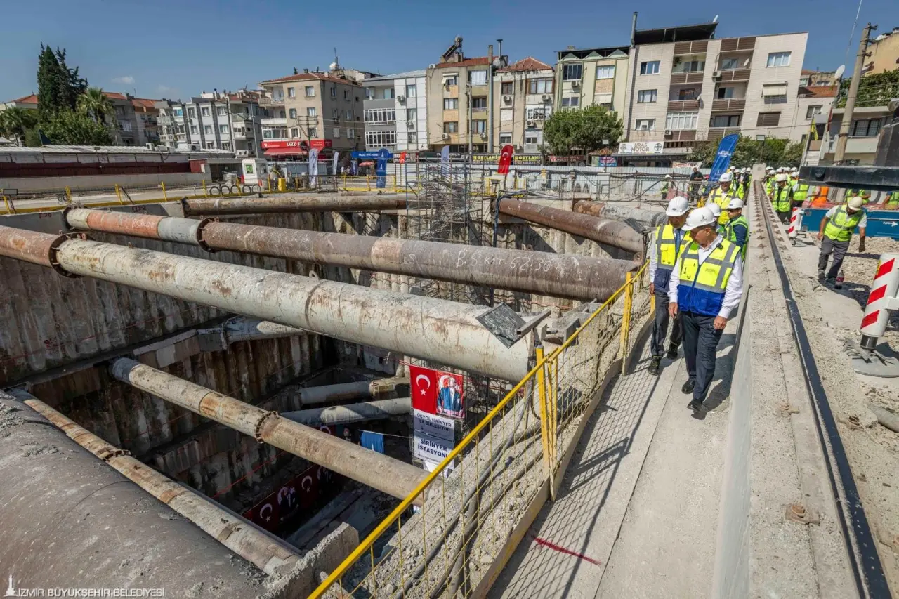 2026 yılı sona ermeden Buca Metrosu’nun temel kazılarını tamamlamayı hedefleyen İzmir Büyükşehir Belediyesi, hattı Gaziemir yönünde ilerletecek çalışmalara başladı. Buca Metrosu’nda kazı yapan dört TBM (tünel kazma makinası) bu hattaki görevleri bitince Fuar İzmir istikametine konuşlandırılacak. 2027 yılının sonuna kadar Üçyol’dan başlayıp, Buca’yı geçen tüneller Fuar İzmir’e ulaşmış olacak. Buca Metrosu güzergahının uzatılmasıyla birlikte 25 bin kişinin istihdam edildiği ESBAŞ’a da ulaşım kolaylaşacak.