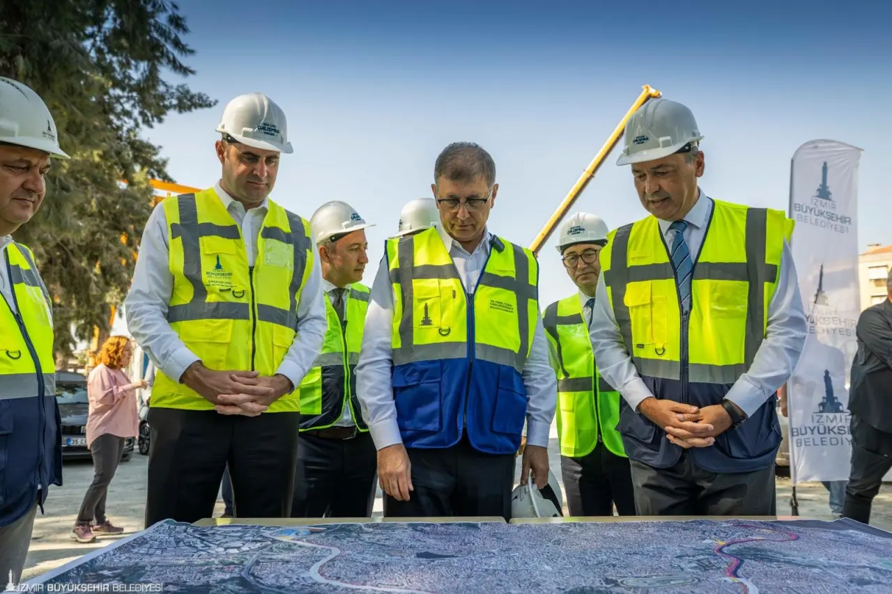 2026 yılı sona ermeden Buca Metrosu’nun temel kazılarını tamamlamayı hedefleyen İzmir Büyükşehir Belediyesi, hattı Gaziemir yönünde ilerletecek çalışmalara başladı. Buca Metrosu’nda kazı yapan dört TBM (tünel kazma makinası) bu hattaki görevleri bitince Fuar İzmir istikametine konuşlandırılacak. 2027 yılının sonuna kadar Üçyol’dan başlayıp, Buca’yı geçen tüneller Fuar İzmir’e ulaşmış olacak. Buca Metrosu güzergahının uzatılmasıyla birlikte 25 bin kişinin istihdam edildiği ESBAŞ’a da ulaşım kolaylaşacak.