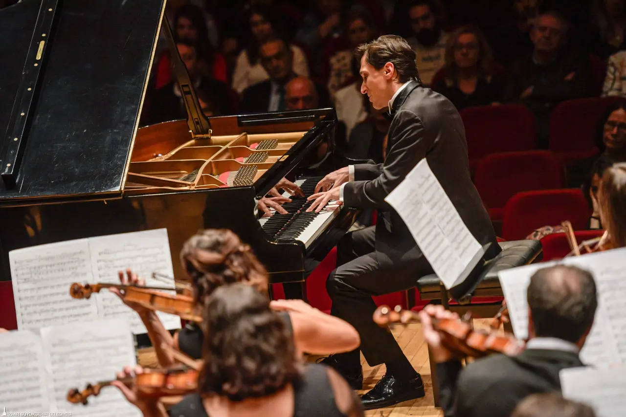 İzmir Büyükşehir Belediyesi’ne bağlı İzmir Oda Orkestrası 2025-2026 konser sezonuna kapalı gişe başladı. Jiri Habart yönetiminde Ahmed Adnan Saygun Sanat Merkezi’nde sahne alan orkestra Rachmaninov’un 3. Piyano Konçertosu ve Dvořák’ın “Yeni Dünya” Senfonisi ile açılış yaptı. Konserin solisti ise dünyaca ünlü piyanist Alexander Romanovsky oldu. Orkestranın performansı, Büyük Salon’u tamamen dolduran İzmirli sanatseverleri büyüledi.