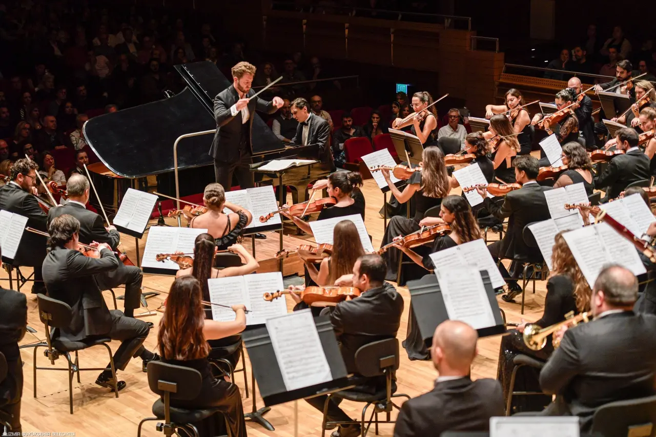 İzmir Büyükşehir Belediyesi’ne bağlı İzmir Oda Orkestrası 2025-2026 konser sezonuna kapalı gişe başladı. Jiri Habart yönetiminde Ahmed Adnan Saygun Sanat Merkezi’nde sahne alan orkestra Rachmaninov’un 3. Piyano Konçertosu ve Dvořák’ın “Yeni Dünya” Senfonisi ile açılış yaptı. Konserin solisti ise dünyaca ünlü piyanist Alexander Romanovsky oldu. Orkestranın performansı, Büyük Salon’u tamamen dolduran İzmirli sanatseverleri büyüledi.