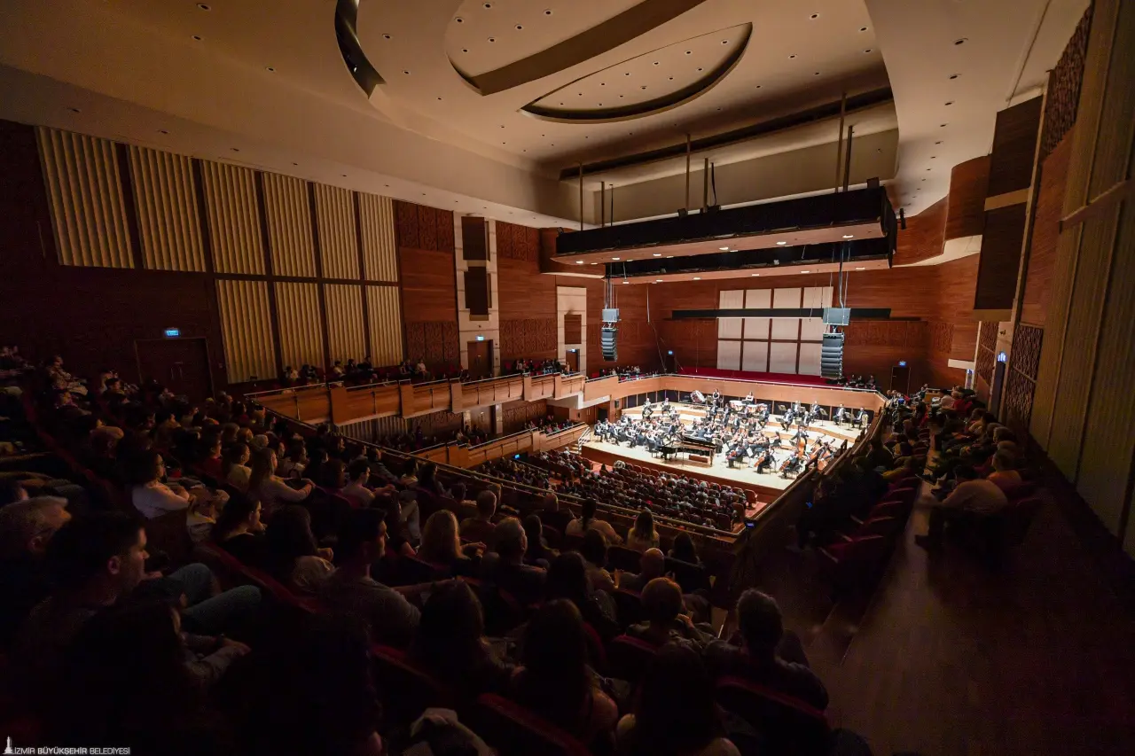 İzmir Büyükşehir Belediyesi’ne bağlı İzmir Oda Orkestrası 2025-2026 konser sezonuna kapalı gişe başladı. Jiri Habart yönetiminde Ahmed Adnan Saygun Sanat Merkezi’nde sahne alan orkestra Rachmaninov’un 3. Piyano Konçertosu ve Dvořák’ın “Yeni Dünya” Senfonisi ile açılış yaptı. Konserin solisti ise dünyaca ünlü piyanist Alexander Romanovsky oldu. Orkestranın performansı, Büyük Salon’u tamamen dolduran İzmirli sanatseverleri büyüledi.