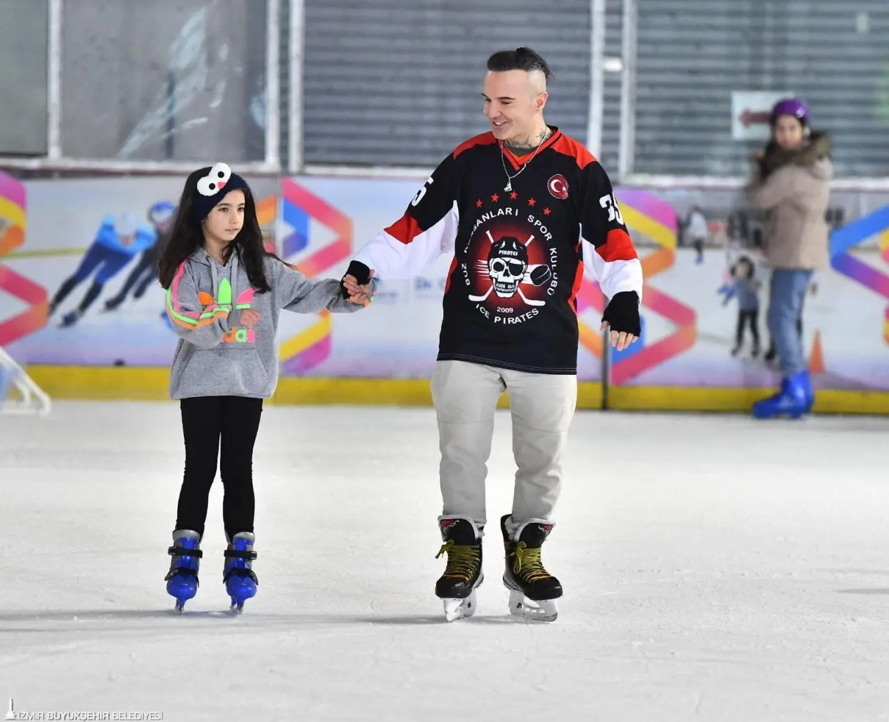 İzmir Büyükşehir Belediyesi Buz Sporları Salonu, yeni sezon kapsamında 13 Ekim’de kapılarını açıyor. Her yaş ve kesimden İzmirliye hizmet eden salonda yine yoğun bir takvim var.