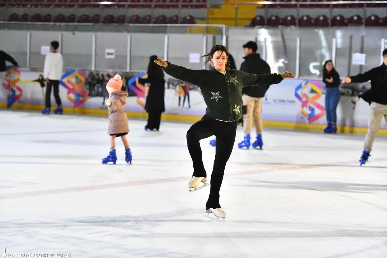 İzmir Büyükşehir Belediyesi Buz Sporları Salonu, yeni sezon kapsamında 13 Ekim’de kapılarını açıyor. Her yaş ve kesimden İzmirliye hizmet eden salonda yine yoğun bir takvim var.