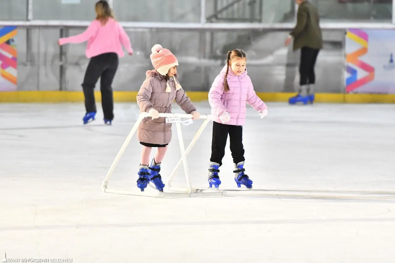 İzmir Büyükşehir Belediyesi Buz Sporları Salonu, yeni sezon kapsamında 13 Ekim’de kapılarını açıyor. Her yaş ve kesimden İzmirliye hizmet eden salonda yine yoğun bir takvim var.
