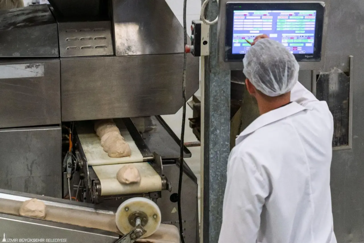 Artan maliyetler ve yüksek enflasyona karşın uzun süredir zam yapmayan İzmir Büyükşehir Belediyesi Halk Ekmek Fabrikası hizmetin kesintiye uğramaması için zorunlu olarak yeni fiyatlandırma kararı aldı. Buna göre piyasada 200 gramı 15 liradan satışa sunulan ekmek, Halk Ekmek’te 210 gram olarak 10 TL’den satılıyor.