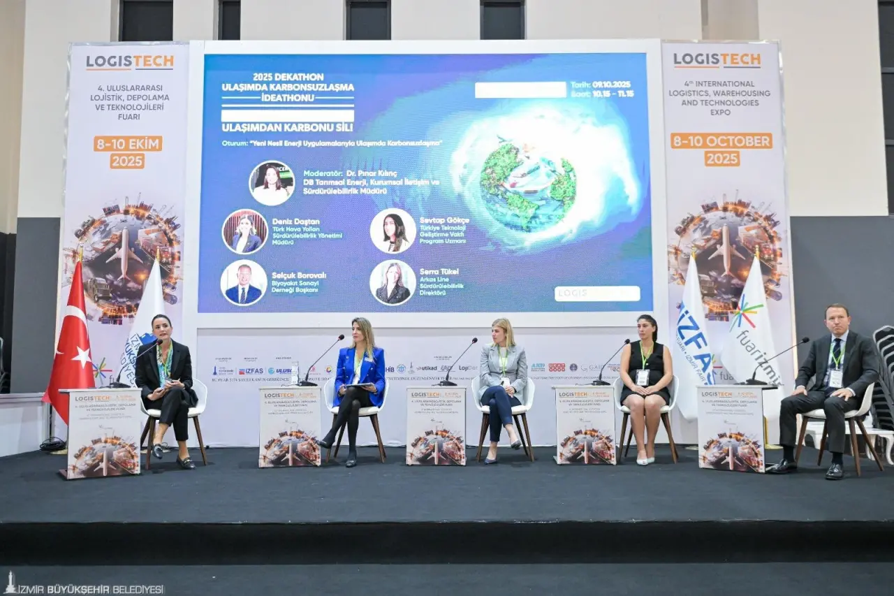 LOGISTECH – 4. Lojistik, Depolama ve Teknolojileri Fuarı, ikinci gününde hem sektör temsilcilerini hem de gençleri karbonsuz bir gelecek vizyonu etrafında bir araya getirdi. “Yeni Nesil Enerji Uygulamalarıyla Ulaşımda Karbonsuzlaşma” söyleşisinde, ulaşım sektöründe düşük karbon hedefleri ve yeni nesil enerji çözümleri konuşulurken DEKATHON 2025-Ulaşımda Karbonsuzlaşma Ideathonu ile genç beyinler de geleceğin lojistik çözümlerini geliştirmek üzere yarıştı.