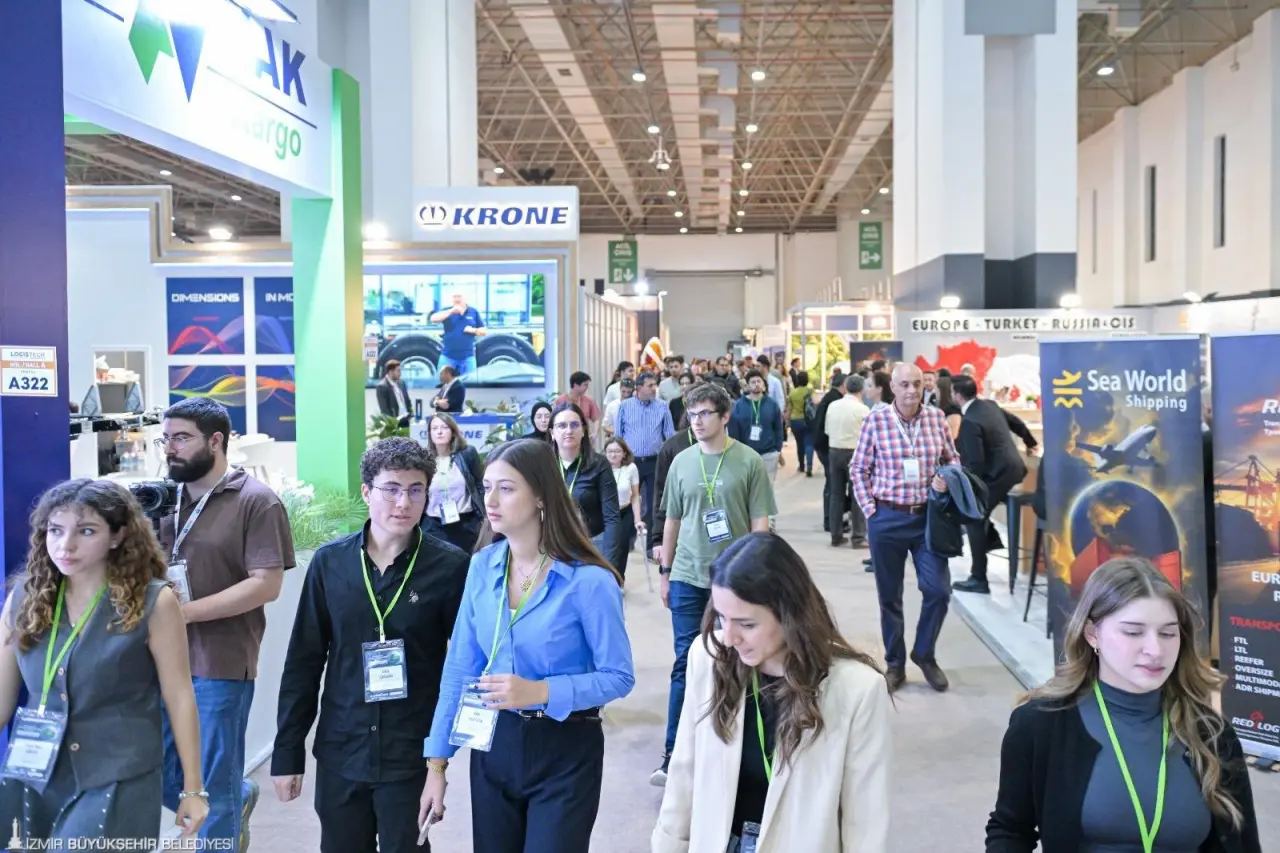 LOGISTECH – 4. Lojistik, Depolama ve Teknolojileri Fuarı, ikinci gününde hem sektör temsilcilerini hem de gençleri karbonsuz bir gelecek vizyonu etrafında bir araya getirdi. “Yeni Nesil Enerji Uygulamalarıyla Ulaşımda Karbonsuzlaşma” söyleşisinde, ulaşım sektöründe düşük karbon hedefleri ve yeni nesil enerji çözümleri konuşulurken DEKATHON 2025-Ulaşımda Karbonsuzlaşma Ideathonu ile genç beyinler de geleceğin lojistik çözümlerini geliştirmek üzere yarıştı.