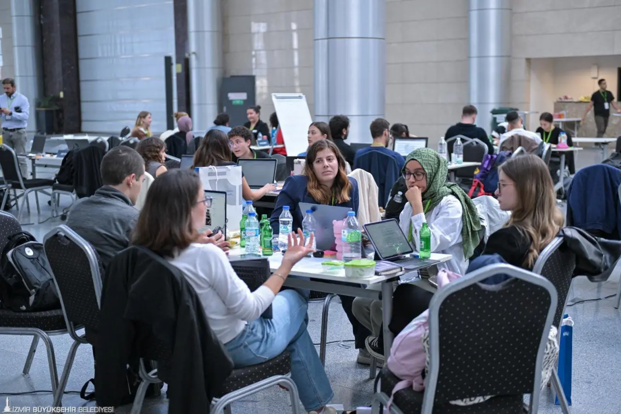 LOGISTECH – 4. Lojistik, Depolama ve Teknolojileri Fuarı, ikinci gününde hem sektör temsilcilerini hem de gençleri karbonsuz bir gelecek vizyonu etrafında bir araya getirdi. “Yeni Nesil Enerji Uygulamalarıyla Ulaşımda Karbonsuzlaşma” söyleşisinde, ulaşım sektöründe düşük karbon hedefleri ve yeni nesil enerji çözümleri konuşulurken DEKATHON 2025-Ulaşımda Karbonsuzlaşma Ideathonu ile genç beyinler de geleceğin lojistik çözümlerini geliştirmek üzere yarıştı.