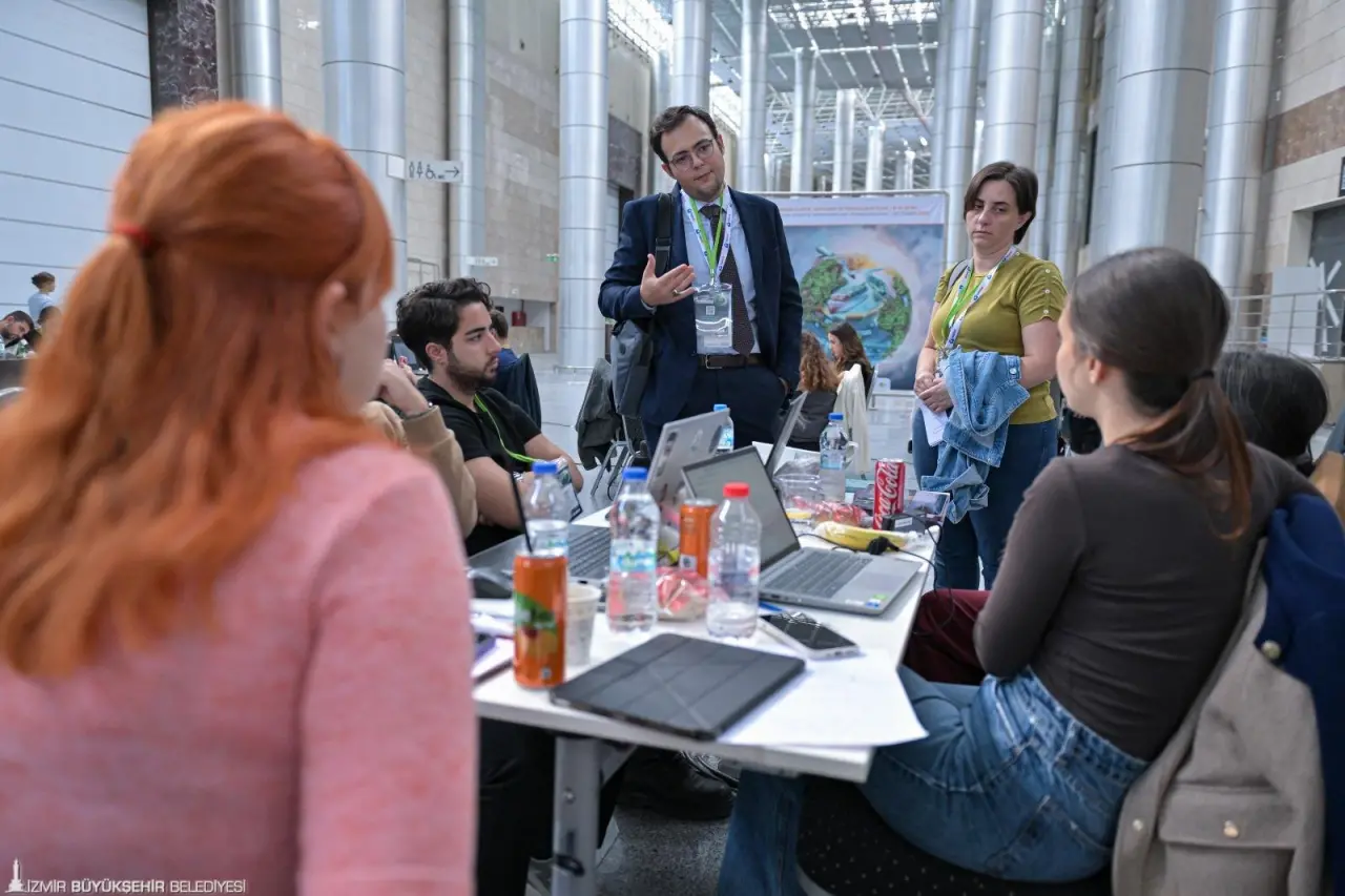 LOGISTECH – 4. Lojistik, Depolama ve Teknolojileri Fuarı, ikinci gününde hem sektör temsilcilerini hem de gençleri karbonsuz bir gelecek vizyonu etrafında bir araya getirdi. “Yeni Nesil Enerji Uygulamalarıyla Ulaşımda Karbonsuzlaşma” söyleşisinde, ulaşım sektöründe düşük karbon hedefleri ve yeni nesil enerji çözümleri konuşulurken DEKATHON 2025-Ulaşımda Karbonsuzlaşma Ideathonu ile genç beyinler de geleceğin lojistik çözümlerini geliştirmek üzere yarıştı.