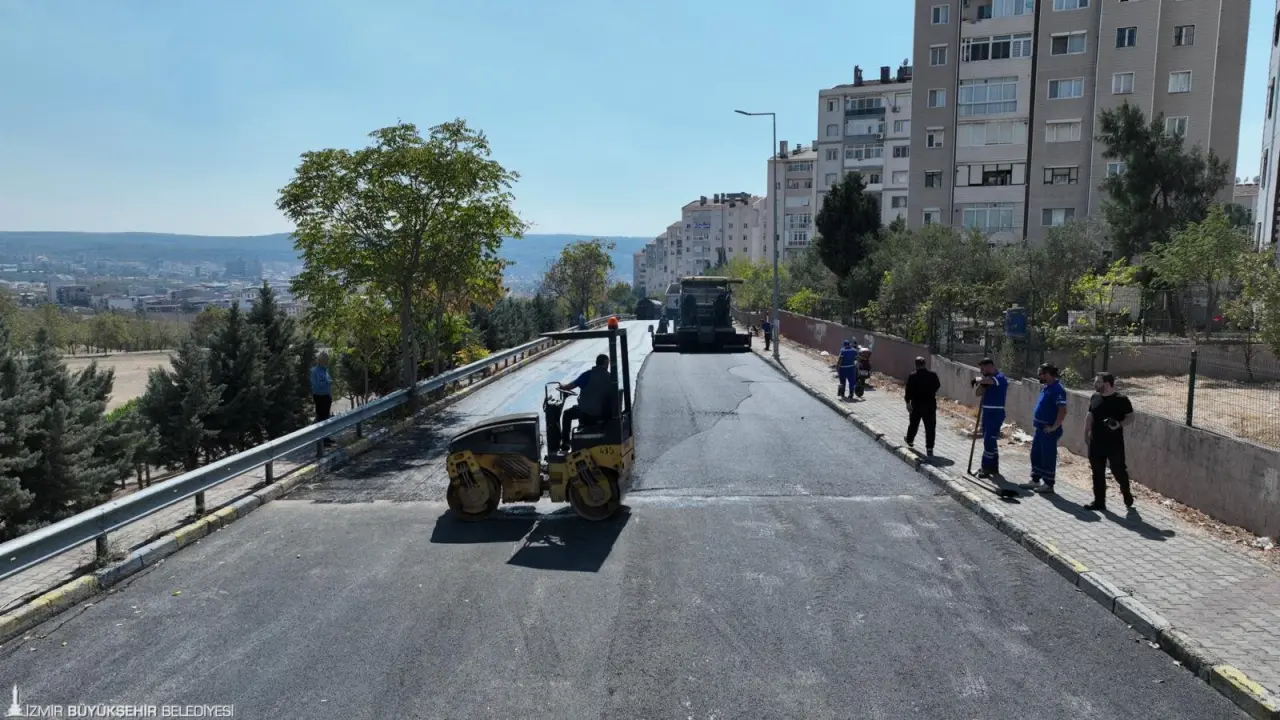 Buca’da bir buçuk yıl içinde 53 bin tonun üzerinde asfalt kullanarak 19 kilometre uzunluğundaki caddede asfalt yatırımı yapan İzmir Büyükşehir Belediyesi İZBETON ekipleri, Karanfil Mahallesi Yavuz Sultan Selim Caddesi’ndeki imalatları tamamlayarak Dede Korkut Caddesi’nde çalışmalara başladı. İzmir Büyükşehir Belediye Başkanı Dr. Cemil Tugay, bölgeye giderek çalışmaları yerinde inceledi.