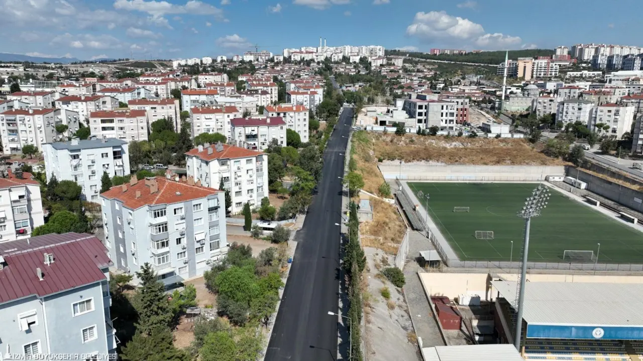 Buca’da bir buçuk yıl içinde 53 bin tonun üzerinde asfalt kullanarak 19 kilometre uzunluğundaki caddede asfalt yatırımı yapan İzmir Büyükşehir Belediyesi İZBETON ekipleri, Karanfil Mahallesi Yavuz Sultan Selim Caddesi’ndeki imalatları tamamlayarak Dede Korkut Caddesi’nde çalışmalara başladı. İzmir Büyükşehir Belediye Başkanı Dr. Cemil Tugay, bölgeye giderek çalışmaları yerinde inceledi.