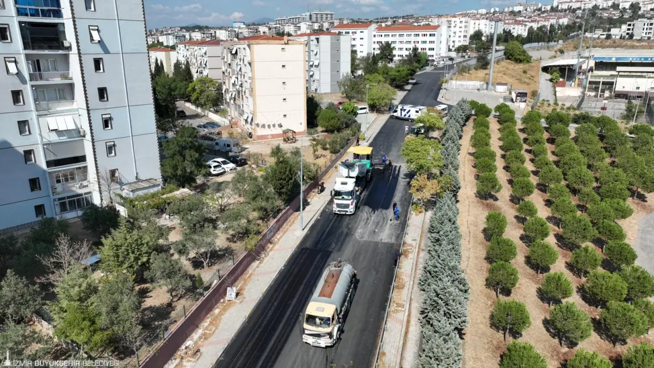 Buca’da bir buçuk yıl içinde 53 bin tonun üzerinde asfalt kullanarak 19 kilometre uzunluğundaki caddede asfalt yatırımı yapan İzmir Büyükşehir Belediyesi İZBETON ekipleri, Karanfil Mahallesi Yavuz Sultan Selim Caddesi’ndeki imalatları tamamlayarak Dede Korkut Caddesi’nde çalışmalara başladı. İzmir Büyükşehir Belediye Başkanı Dr. Cemil Tugay, bölgeye giderek çalışmaları yerinde inceledi.