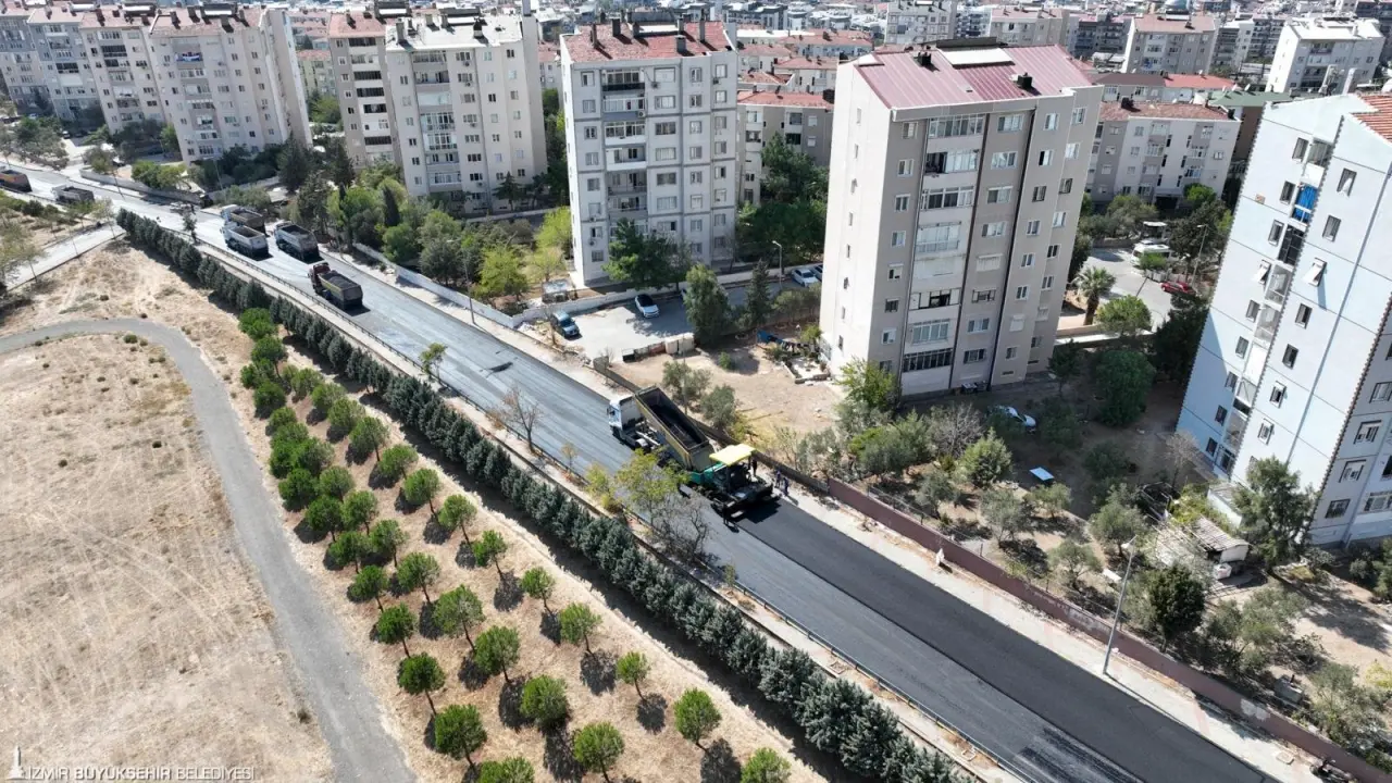 Buca’da bir buçuk yıl içinde 53 bin tonun üzerinde asfalt kullanarak 19 kilometre uzunluğundaki caddede asfalt yatırımı yapan İzmir Büyükşehir Belediyesi İZBETON ekipleri, Karanfil Mahallesi Yavuz Sultan Selim Caddesi’ndeki imalatları tamamlayarak Dede Korkut Caddesi’nde çalışmalara başladı. İzmir Büyükşehir Belediye Başkanı Dr. Cemil Tugay, bölgeye giderek çalışmaları yerinde inceledi.