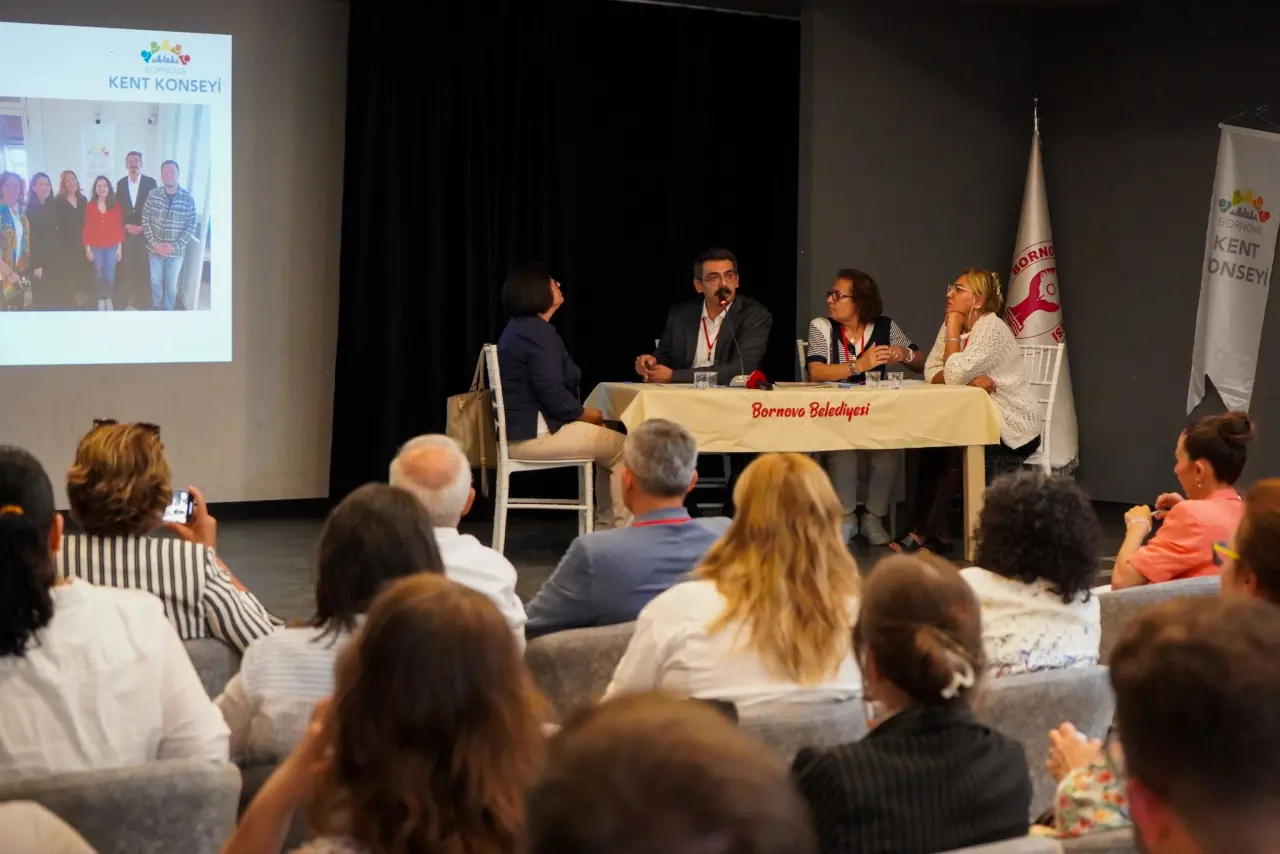 Bornova Kent Konseyi’nin 3. Olağan Genel Kurulu yoğun katılımla gerçekleşti. Hayvan Hakları, Kadın, Gençlik ve Engelli Hakları meclisleri ile çalışma gruplarının önerileri oy birliğiyle kabul edilerek Bornova Belediye Meclisi’ne sunuldu. Konsey Başkanı Av. Dr. Doğan Baran Mengüş’ün faaliyet raporu da katılımcılar tarafından tam destek aldı.