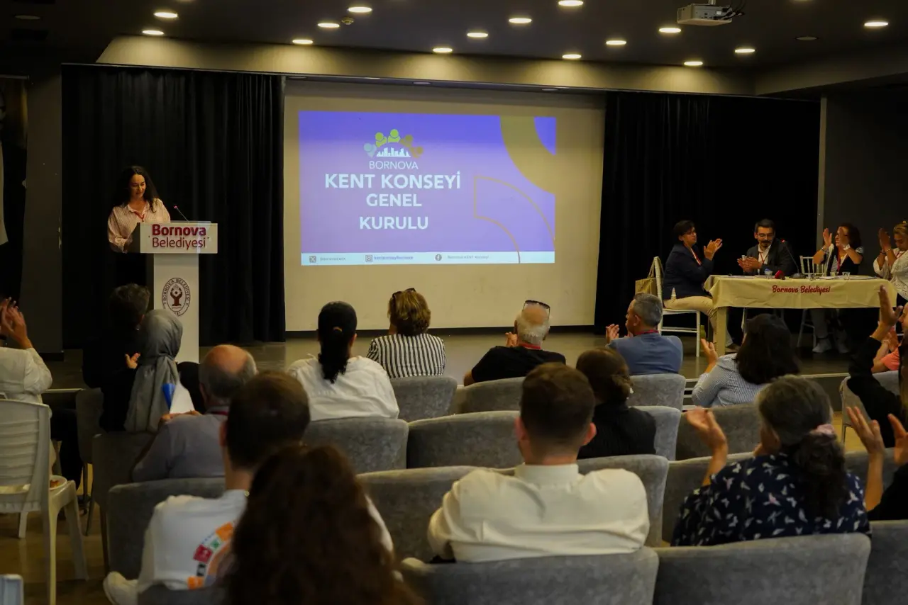 Bornova Kent Konseyi’nin 3. Olağan Genel Kurulu yoğun katılımla gerçekleşti. Hayvan Hakları, Kadın, Gençlik ve Engelli Hakları meclisleri ile çalışma gruplarının önerileri oy birliğiyle kabul edilerek Bornova Belediye Meclisi’ne sunuldu. Konsey Başkanı Av. Dr. Doğan Baran Mengüş’ün faaliyet raporu da katılımcılar tarafından tam destek aldı.