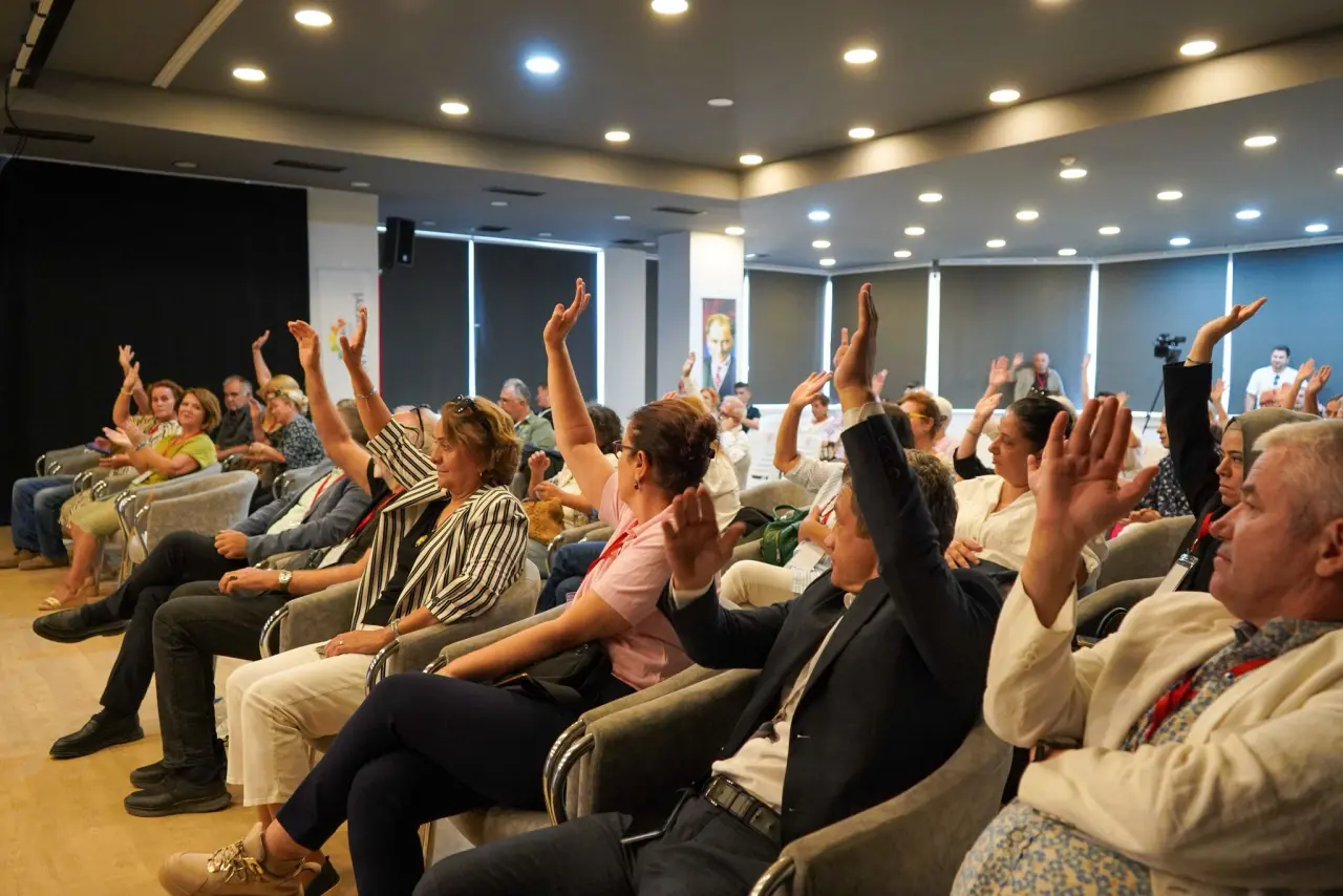Bornova Kent Konseyi’nin 3. Olağan Genel Kurulu yoğun katılımla gerçekleşti. Hayvan Hakları, Kadın, Gençlik ve Engelli Hakları meclisleri ile çalışma gruplarının önerileri oy birliğiyle kabul edilerek Bornova Belediye Meclisi’ne sunuldu. Konsey Başkanı Av. Dr. Doğan Baran Mengüş’ün faaliyet raporu da katılımcılar tarafından tam destek aldı.
