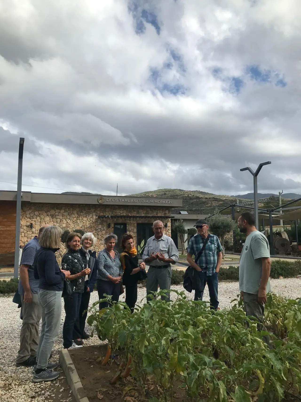 İsviçre’den gelen ziyaretçi grubu Efes Tarlası Yaşam Köyü’nü gezdi. Efes Selçuk’ta başlayan tarımsal kalkınma hamlesinin sembolü olan yurt içinde ve yurt dışında alınan birçok ödülün yanı sıra son olarak, dünya çapında sürdürülebilir turizmin en prestijli organizasyonlardan biri olan Green Destinations En İyi 100 Hikâye listesinde yer alan Efes Tarlası Yaşam Köyü yabancı ziyaretçilerin de ilgisini çekmeye devam ediyor.