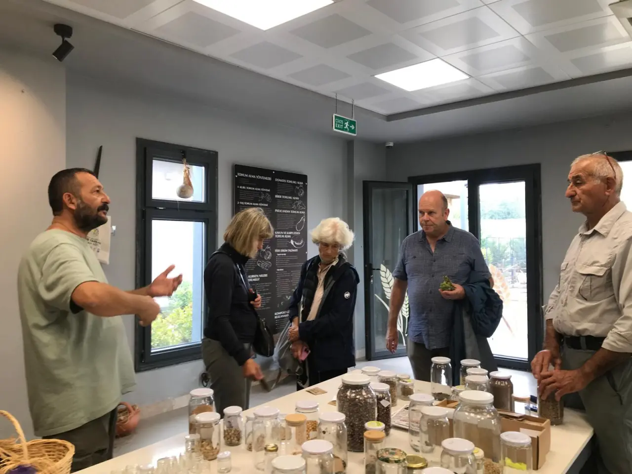 İsviçre’den gelen ziyaretçi grubu Efes Tarlası Yaşam Köyü’nü gezdi. Efes Selçuk’ta başlayan tarımsal kalkınma hamlesinin sembolü olan yurt içinde ve yurt dışında alınan birçok ödülün yanı sıra son olarak, dünya çapında sürdürülebilir turizmin en prestijli organizasyonlardan biri olan Green Destinations En İyi 100 Hikâye listesinde yer alan Efes Tarlası Yaşam Köyü yabancı ziyaretçilerin de ilgisini çekmeye devam ediyor.