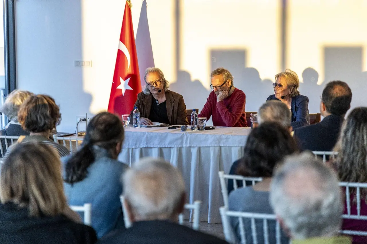 Karşıyaka Belediyesi’nin 2025’i ‘Attilâ İlhan Vefa Yılı’ ilan etmesiyle bir yıl boyunca edebiyat ve sanat dolu etkinlikler gerçekleştirildi. Usta şairin anısına düzenlenen yıl, Banu Avar ve Biket İlhan’ın katılımıyla düzenlenecek söyleşi ve “Attilâ İlhan Şiirinde İncesaz” dinletisiyle sona erecek. Belediye Başkanı Yıldız Ünsal, “Karşıyaka olarak büyük ustamız Attilâ İlhan’a olan vefamızı bir yıl boyunca sanatla yaşattık; şimdi tüm komşularımızı bu özel yılı onun dizeleri ve melodileriyle kapatacağımız etkinliklere bekliyorum” dedi.