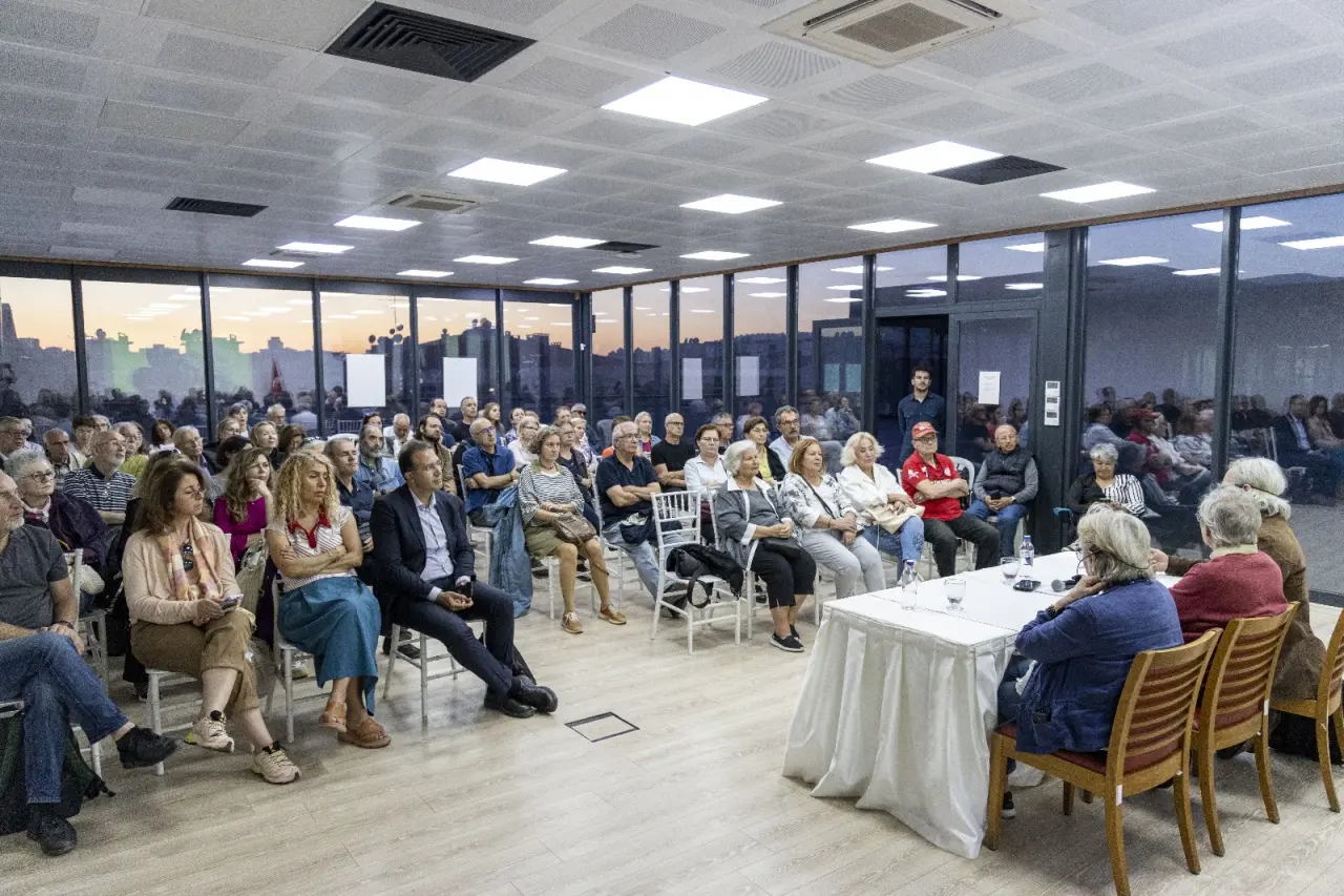 Karşıyaka Belediyesi’nin 2025’i ‘Attilâ İlhan Vefa Yılı’ ilan etmesiyle bir yıl boyunca edebiyat ve sanat dolu etkinlikler gerçekleştirildi. Usta şairin anısına düzenlenen yıl, Banu Avar ve Biket İlhan’ın katılımıyla düzenlenecek söyleşi ve “Attilâ İlhan Şiirinde İncesaz” dinletisiyle sona erecek. Belediye Başkanı Yıldız Ünsal, “Karşıyaka olarak büyük ustamız Attilâ İlhan’a olan vefamızı bir yıl boyunca sanatla yaşattık; şimdi tüm komşularımızı bu özel yılı onun dizeleri ve melodileriyle kapatacağımız etkinliklere bekliyorum” dedi.