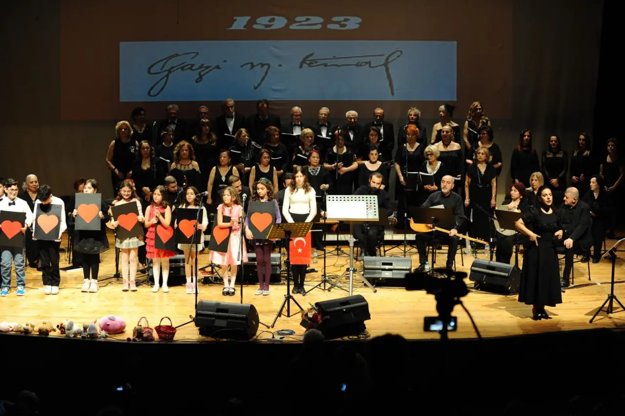 Karşıyaka Belediyesi’nin 2025’i ‘Attilâ İlhan Vefa Yılı’ ilan etmesiyle bir yıl boyunca edebiyat ve sanat dolu etkinlikler gerçekleştirildi. Usta şairin anısına düzenlenen yıl, Banu Avar ve Biket İlhan’ın katılımıyla düzenlenecek söyleşi ve “Attilâ İlhan Şiirinde İncesaz” dinletisiyle sona erecek. Belediye Başkanı Yıldız Ünsal, “Karşıyaka olarak büyük ustamız Attilâ İlhan’a olan vefamızı bir yıl boyunca sanatla yaşattık; şimdi tüm komşularımızı bu özel yılı onun dizeleri ve melodileriyle kapatacağımız etkinliklere bekliyorum” dedi.