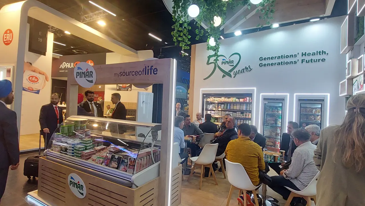 Türkiye gıda sektörünün öncü markası Pınar, Almanya’nın Köln kentinde düzenlenen dünyanın en büyük gıda fuarı niteliğindeki Anuga 2025’te, sağlıklı ve yenilikçi ürünleriyle uluslararası ziyaretçilerle buluştu. 