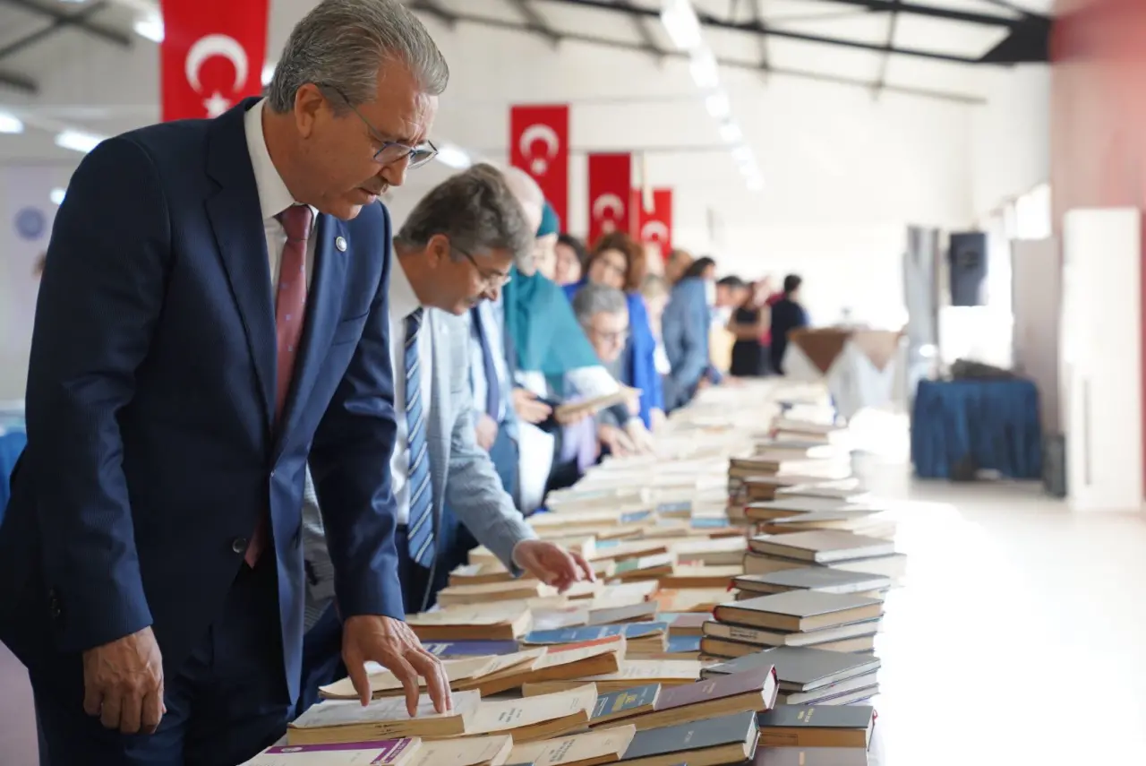 Türkiye’nin en büyük üniversite kütüphanelerinden biri olan Ege Üniversitesi Merkez Kütüphanesi; öğrenciler, akademisyenler, kurum içi ve kurum dışı araştırmacılar için bilgiye ulaşmanın en güvenilir adresi olmaya devam ediyor.