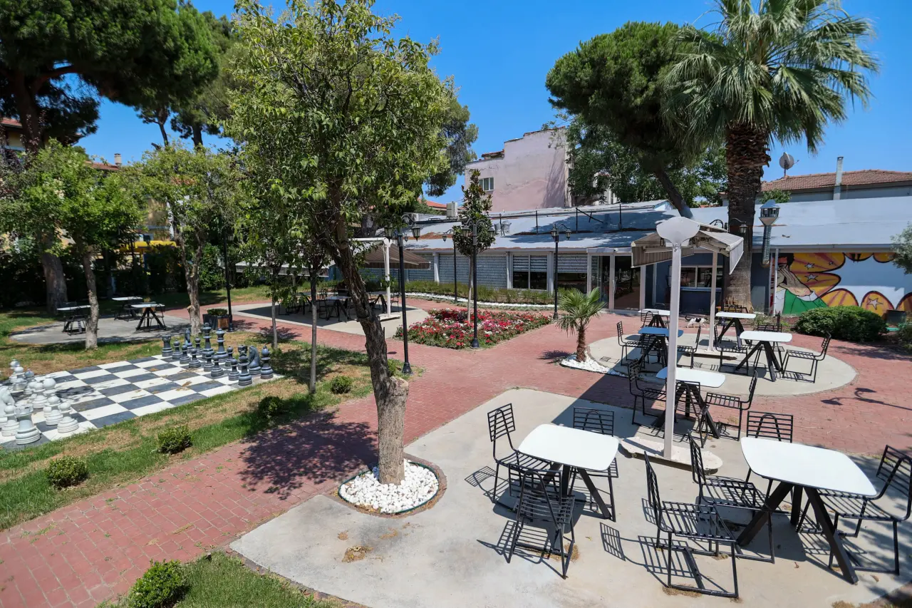 Buca’nın kitap kafe konsepti ile hizmet veren nostalji dolu mekanı 1923 Buca Göksu Kafe, yenilenen hali ile konuklarını bekliyor. Buca Belediye Başkanı Mimar Görkem Duman, “Öğrencilerimiz burada kitaplarını okuyup uygun fiyatla çay kahvelerini içebilecekler” dedi.