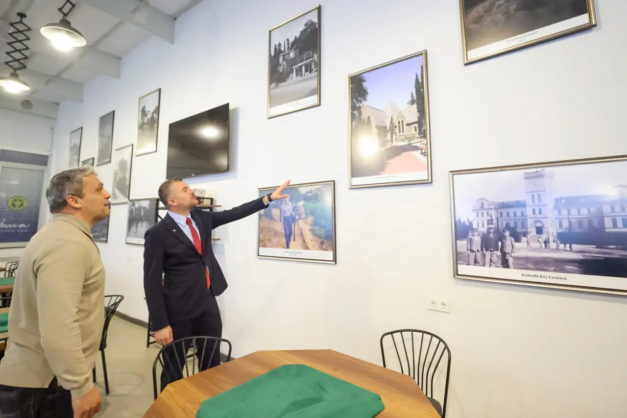 Buca’nın kitap kafe konsepti ile hizmet veren nostalji dolu mekanı 1923 Buca Göksu Kafe, yenilenen hali ile konuklarını bekliyor. Buca Belediye Başkanı Mimar Görkem Duman, “Öğrencilerimiz burada kitaplarını okuyup uygun fiyatla çay kahvelerini içebilecekler” dedi.