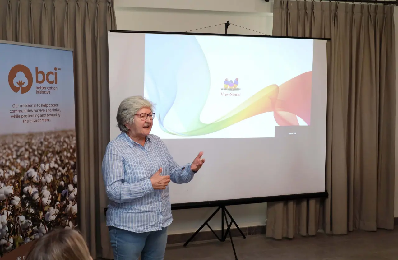 Türkiye’nin en stratejik tarım ürünlerinden biri olan pamuk, Dünya Pamuk Günü kapsamında Söke’de bir kez daha gündeme taşındı. Dünya çapında İyi Pamuk standardını belirleyen ve denetleyen girişim Better Cotton Initiative (BCI), İyi Pamuk Uygulamaları Derneği (IPUD) iş birliğiyle, Uçak Tekstil’in sponsorluğunda saha gezisi düzenledi. IPUD Yönetim Kurulu Üyesi Fuat Tanman, “Kuraklığın giderek arttığı günümüzde sürdürülebilir pamuk tarımı için, İyi Pamuk tarımı desteklenmeli.” dedi.