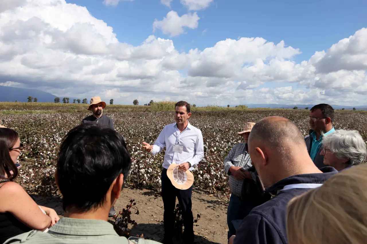 Türkiye’nin en stratejik tarım ürünlerinden biri olan pamuk, Dünya Pamuk Günü kapsamında Söke’de bir kez daha gündeme taşındı. Dünya çapında İyi Pamuk standardını belirleyen ve denetleyen girişim Better Cotton Initiative (BCI), İyi Pamuk Uygulamaları Derneği (IPUD) iş birliğiyle, Uçak Tekstil’in sponsorluğunda saha gezisi düzenledi. IPUD Yönetim Kurulu Üyesi Fuat Tanman, “Kuraklığın giderek arttığı günümüzde sürdürülebilir pamuk tarımı için, İyi Pamuk tarımı desteklenmeli.” dedi.