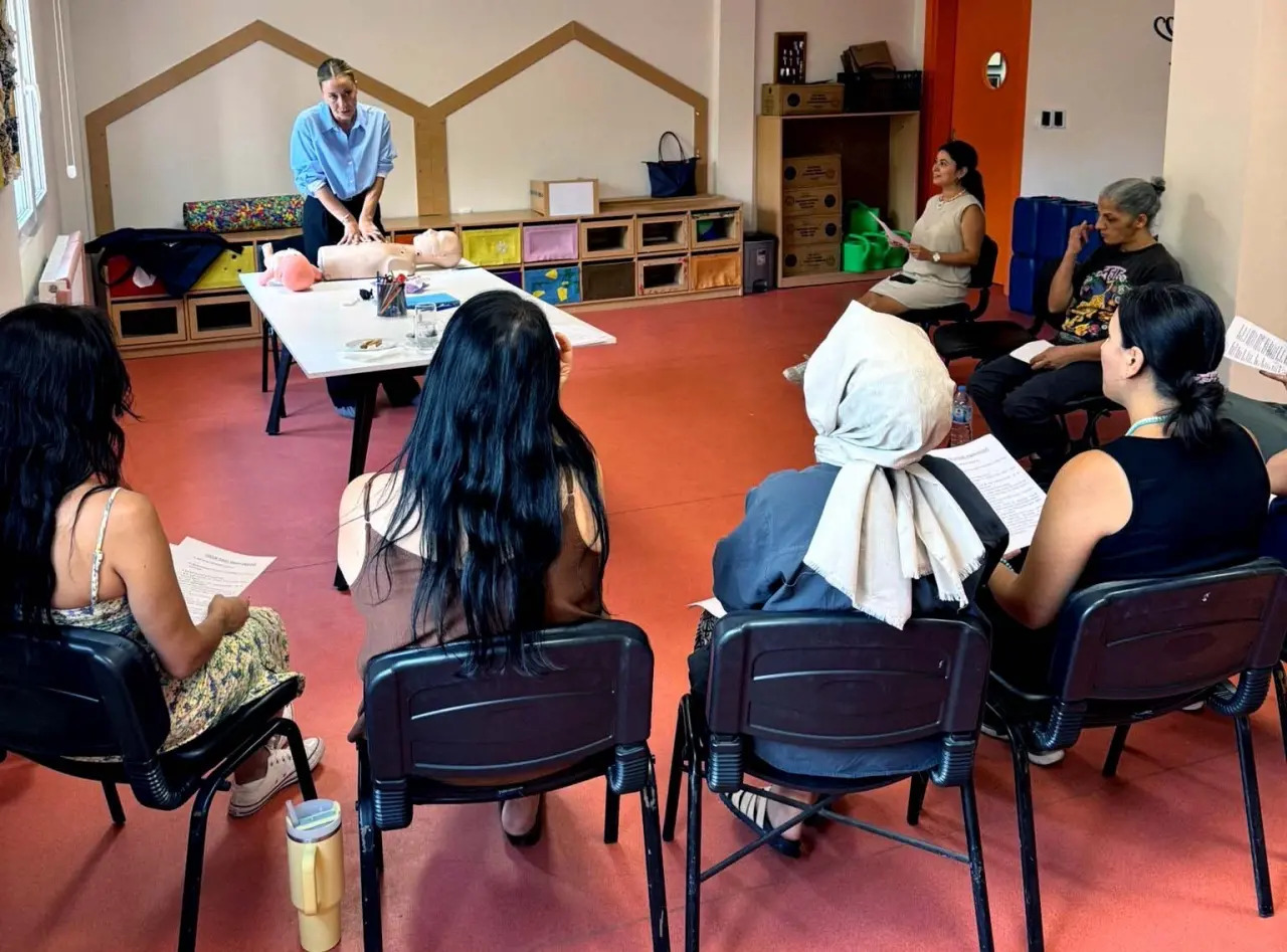 Bayraklı Belediyesi, Anaokullarında görev yapan öğretmenlerin acil durumlara karşı hazırlıklı olmaları amacıyla temel ilk yardım eğitimi düzenledi. Bayraklı Belediyesi Afet İşleri Müdürlüğü ekipleri tarafından verilen eğitimlerde, öğretmenler özellikle Kalp Masajı ve Suni Solunum (CPR) uygulamaları üzerinde yoğunlaştı. Bayraklı Belediye Başkanı İrfan Önal, "Çocuklarımızın güvenliği her şeyden önce gelir. Temel ilk yardım bilgisi, sadece öğretmenlerimiz için değil, aslında hepimiz için hayati öneme sahiptir. Onun için hayat kurtaran eğitimlerimize devam edeceğiz" dedi.