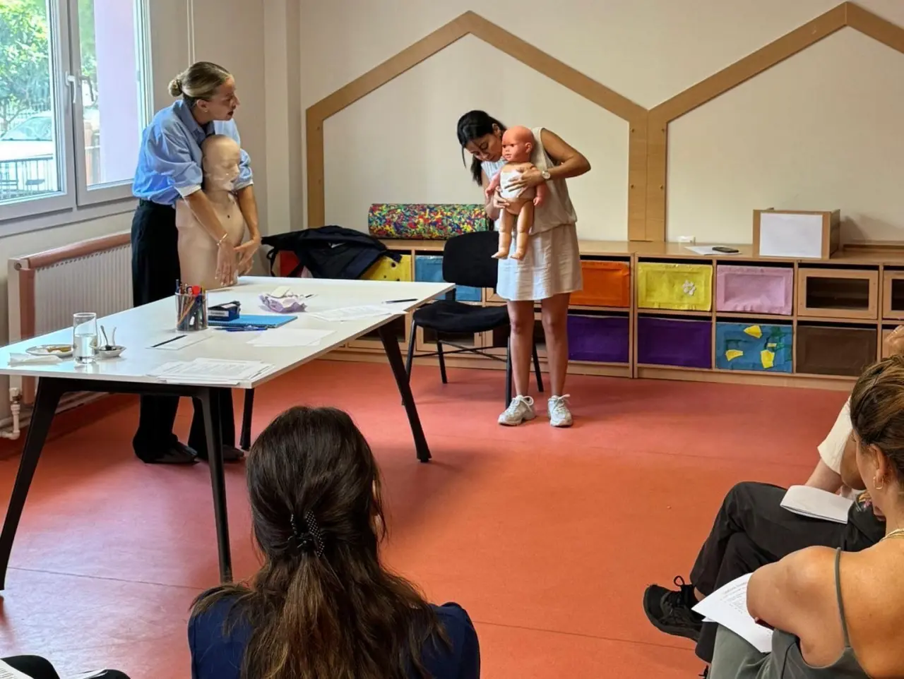 Bayraklı Belediyesi, Anaokullarında görev yapan öğretmenlerin acil durumlara karşı hazırlıklı olmaları amacıyla temel ilk yardım eğitimi düzenledi. Bayraklı Belediyesi Afet İşleri Müdürlüğü ekipleri tarafından verilen eğitimlerde, öğretmenler özellikle Kalp Masajı ve Suni Solunum (CPR) uygulamaları üzerinde yoğunlaştı. Bayraklı Belediye Başkanı İrfan Önal, "Çocuklarımızın güvenliği her şeyden önce gelir. Temel ilk yardım bilgisi, sadece öğretmenlerimiz için değil, aslında hepimiz için hayati öneme sahiptir. Onun için hayat kurtaran eğitimlerimize devam edeceğiz" dedi.