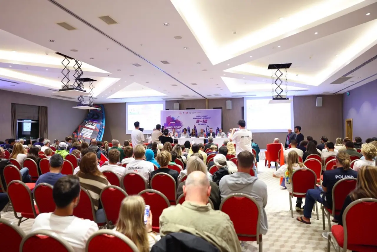 Çeşme Belediyesi, Türkiye Yelken Federasyonu ve Çağla Kubat Windsurf Yelken Kulübü işbirliğiyle düzenlenen Alaçatı Windfest 2025, çevre ve spor tutkusunu bir araya getiren temasıyla başladı. Bu yıl altıncısı gerçekleştirilen festivalde, 13 ülkeden 100’e yakın genç sporcu Alaçatı rüzgârında bir araya geliyor.