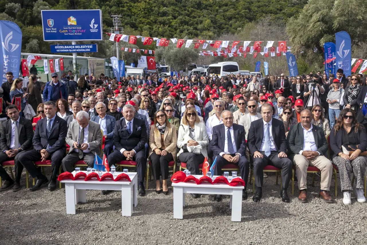 Güzelbahçe Belediyesi, sokak hayvanlarına yönelik yenilikçi projeleriyle dikkat çekiyor. Türkiye'nin en kapsamlı barınaklarından birine ev sahipliği yapan belediye, İzmir Özel Türk Koleji’nin desteğiyle Güzelbahçe Belediyesi İzmir Özel Türk Koleji Can Dostları Yeni Yaşam Merkezi’ni açtı. Başkan Mustafa Günay "Biz söz vermiştik, uyutmayacağız yaşatacağız, çünkü Can dostladır asıl hayat" diye konuştu.