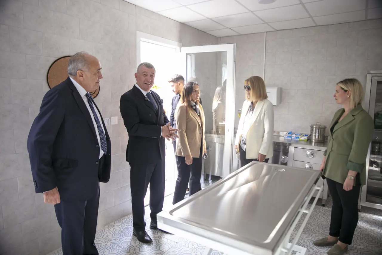 Güzelbahçe Belediyesi, sokak hayvanlarına yönelik yenilikçi projeleriyle dikkat çekiyor. Türkiye'nin en kapsamlı barınaklarından birine ev sahipliği yapan belediye, İzmir Özel Türk Koleji’nin desteğiyle Güzelbahçe Belediyesi İzmir Özel Türk Koleji Can Dostları Yeni Yaşam Merkezi’ni açtı. Başkan Mustafa Günay "Biz söz vermiştik, uyutmayacağız yaşatacağız, çünkü Can dostladır asıl hayat" diye konuştu.