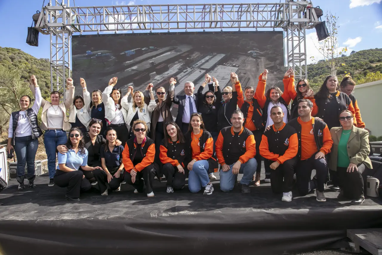 Güzelbahçe Belediyesi, sokak hayvanlarına yönelik yenilikçi projeleriyle dikkat çekiyor. Türkiye'nin en kapsamlı barınaklarından birine ev sahipliği yapan belediye, İzmir Özel Türk Koleji’nin desteğiyle Güzelbahçe Belediyesi İzmir Özel Türk Koleji Can Dostları Yeni Yaşam Merkezi’ni açtı. Başkan Mustafa Günay "Biz söz vermiştik, uyutmayacağız yaşatacağız, çünkü Can dostladır asıl hayat" diye konuştu.