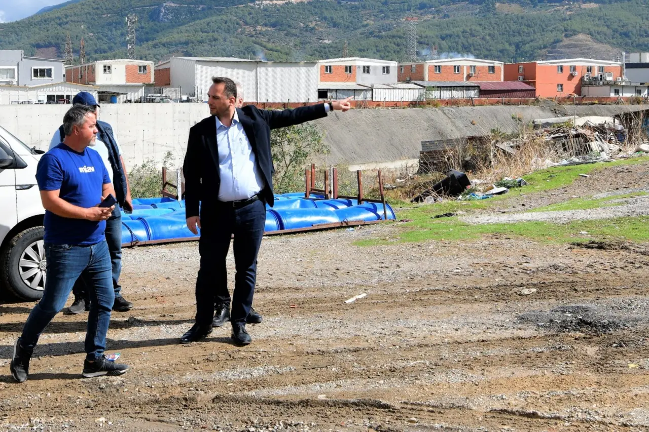 Bornova Belediyesi, Işıkkent’teki 9 dönümlük atıl alanı Bornova Misket Üzümü bağına dönüştürerek ilçenin simgesi olan coğrafi işaretli üzümü yeniden yaygınlaştırmayı hedefliyor. Başkan Ömer Eşki, Bornova’nın her köşesini yeşil ve verimli hale getirmek için çalıştıklarını belirtti. Proje, yerel üretimi destekleyip Bornova’nın tarımsal mirasını canlandırmayı amaçlıyor.