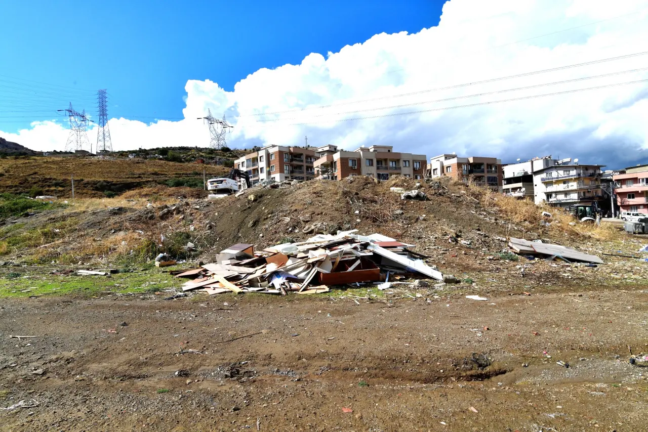 Bornova Belediyesi, Işıkkent’teki 9 dönümlük atıl alanı Bornova Misket Üzümü bağına dönüştürerek ilçenin simgesi olan coğrafi işaretli üzümü yeniden yaygınlaştırmayı hedefliyor. Başkan Ömer Eşki, Bornova’nın her köşesini yeşil ve verimli hale getirmek için çalıştıklarını belirtti. Proje, yerel üretimi destekleyip Bornova’nın tarımsal mirasını canlandırmayı amaçlıyor.