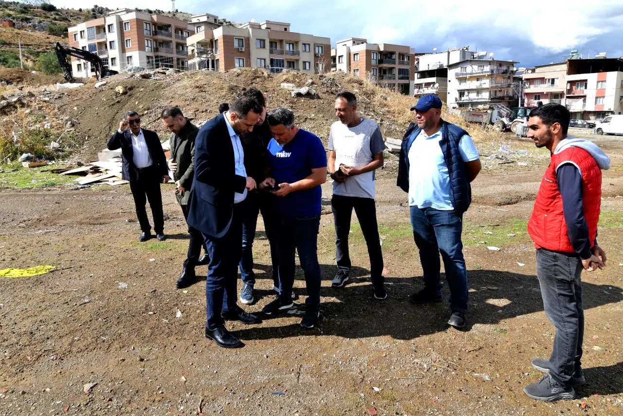 Bornova Belediyesi, Işıkkent’teki 9 dönümlük atıl alanı Bornova Misket Üzümü bağına dönüştürerek ilçenin simgesi olan coğrafi işaretli üzümü yeniden yaygınlaştırmayı hedefliyor. Başkan Ömer Eşki, Bornova’nın her köşesini yeşil ve verimli hale getirmek için çalıştıklarını belirtti. Proje, yerel üretimi destekleyip Bornova’nın tarımsal mirasını canlandırmayı amaçlıyor.