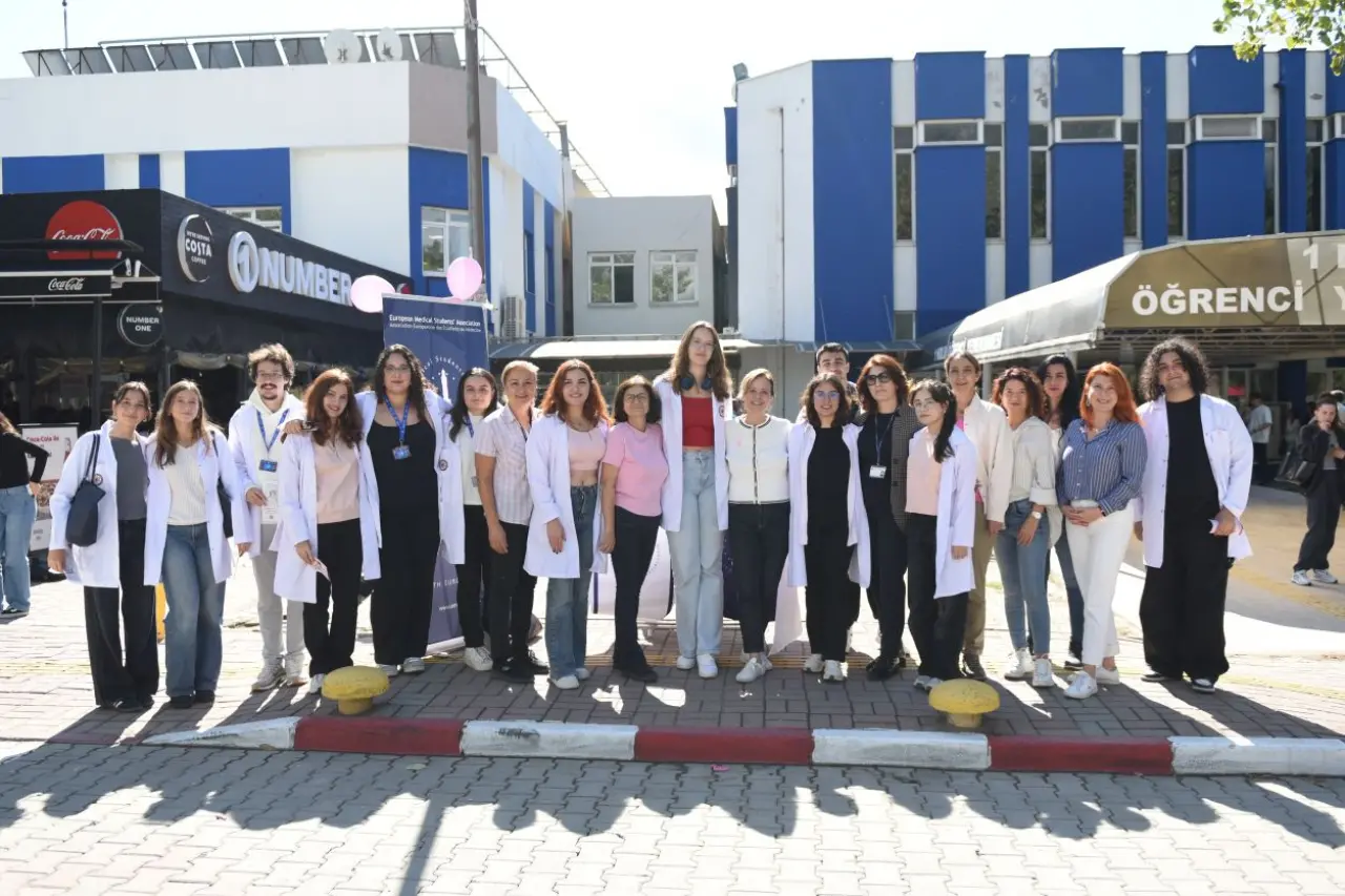 Ege Üniversitesi (EÜ) Tıp Fakültesi Kanserle Savaş Uygulama ve Araştırma Merkezi, Meme Kanseri Farkındalık Ayı kapsamında anlamlı bir etkinlik gerçekleştirdi. Avrupa Tıp Öğrencileri Birliği (EMSA) Ege iş birliğiyle düzenlenen etkinlik, EÜ 1 Nolu Yemekhane önünde hibrit bir farkındalık çalışması olarak yapıldı.