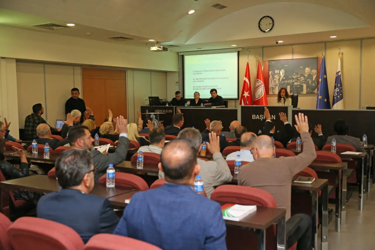 Karşıyaka Belediyesi’nin 2026 Yılı Performans Programı ve Bütçesi, Belediye Meclisi tarafından onaylandı. 4 milyar 900 milyon TL’lik bütçenin; ayağı yere basan, gerçekçi ve disiplinli bir mali anlayışın ürünü olduğunu söyleyen Belediye Başkanı Yıldız Ünsal “Bu bütçeyle; sosyal hizmetlere, çevre ve yeşil alan projelerine, şehrimizin kültürel ve ekonomik potansiyelini artıracak çalışmalara öncelik vereceğiz. Yol bakım, onarım ve üretim seferberliği içerisinde olacağız. Bütçemizin her kuruşu, şehrimize hizmet ve halkımıza refah olarak geri dönecek” dedi. 