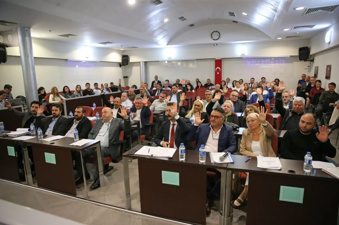 Karşıyaka Belediyesi’nin 2026 Yılı Performans Programı ve Bütçesi, Belediye Meclisi tarafından onaylandı. 4 milyar 900 milyon TL’lik bütçenin; ayağı yere basan, gerçekçi ve disiplinli bir mali anlayışın ürünü olduğunu söyleyen Belediye Başkanı Yıldız Ünsal “Bu bütçeyle; sosyal hizmetlere, çevre ve yeşil alan projelerine, şehrimizin kültürel ve ekonomik potansiyelini artıracak çalışmalara öncelik vereceğiz. Yol bakım, onarım ve üretim seferberliği içerisinde olacağız. Bütçemizin her kuruşu, şehrimize hizmet ve halkımıza refah olarak geri dönecek” dedi. 