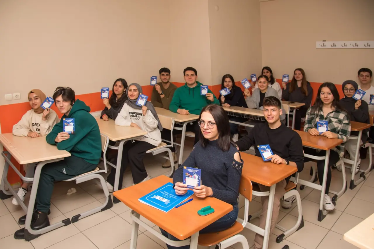 Menemen Belediyesi, kırmızı çizgi olarak belirlediği eğitim desteklerine devam ediyor. İlçe genelinde lise ve üniversite sınavlarına girecek olan 8 ve 12. sınıflara tam 10 bin adet dijital eğitim paketi dağıtıldı. Menemen Belediye Başkanı Aydın Pehlivan, "Hedefimiz yarınlarda gururla 'Ben Menemenliyim' diyecek olan bilim insanları, sanatçılar, doktor ve mühendisler yetiştirebilmektir." dedi.