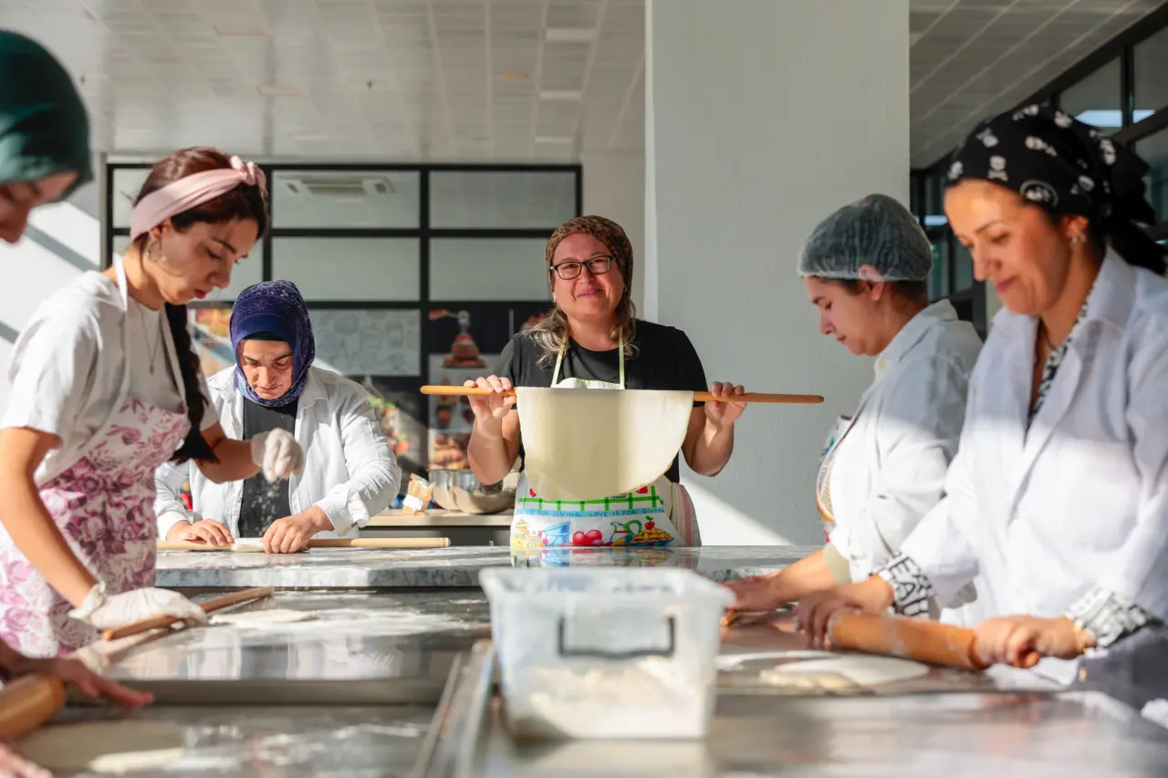 Konak Belediyesi ve İzmir Büyükşehir Belediyesi Meslek Fabrikası işbirliğiyle düzenlenen Geleneksel Hamur Ürünleri Yapımı Kursu ilk mezunlarını verdi. Kursu başarıyla tamamlayan katılımcılara sertifikalarının verildiği törende konuşan Başkan Mutlu, “Kadınların, iş hayatının, üretimin içinde olması ve kendi ekonomik özgürlüğüne kavuşması gerektiğine çok inanıyoruz. Konak’ta her kadının görünür olduğu, güçlü olduğu ve ayaklarının üzerinde durduğu bir kent hayal ediyoruz” dedi.